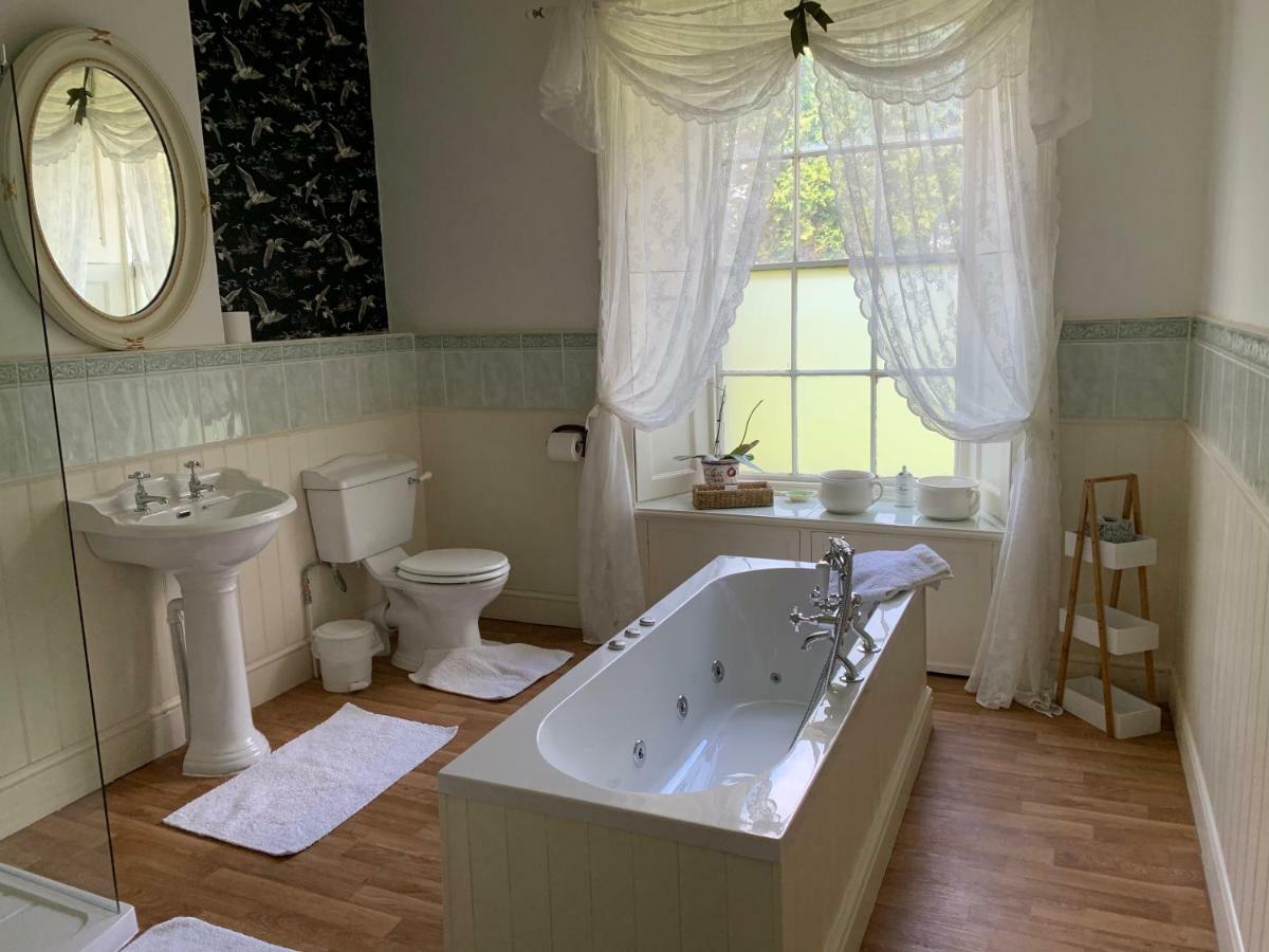 Boulston Manor Guest House ฮาเวอร์ฟอร์ดเวสต์ ภายนอก รูปภาพ
