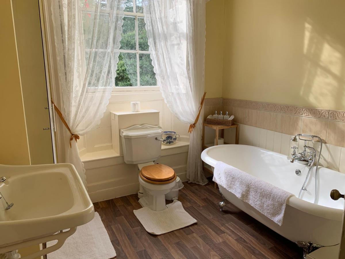 Boulston Manor Guest House ฮาเวอร์ฟอร์ดเวสต์ ภายนอก รูปภาพ